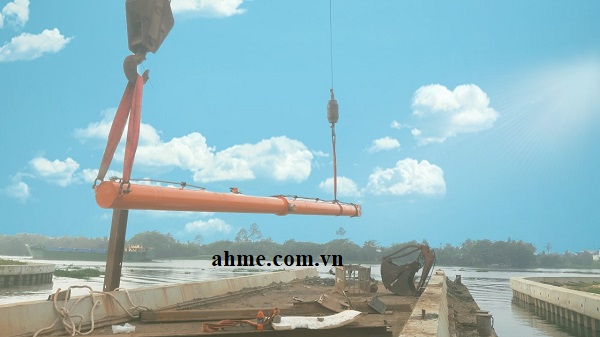 installs Large hydraulic cylinder