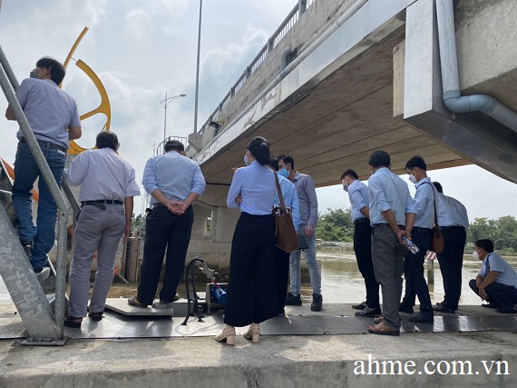 Học viên trực tiếp quan sát và vận hành cống Tân Dinh Bông Bót