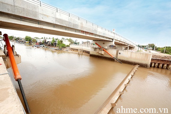 cống ngăn mặn cửa van sập 