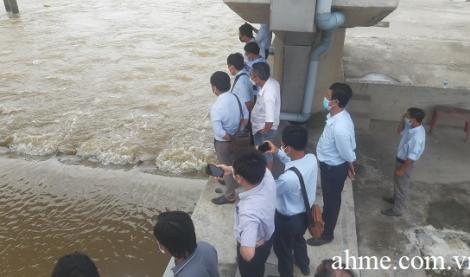 Instructions on equipment operation, training and technology transfer for Tan Dinh and Bong Bot sluices.
