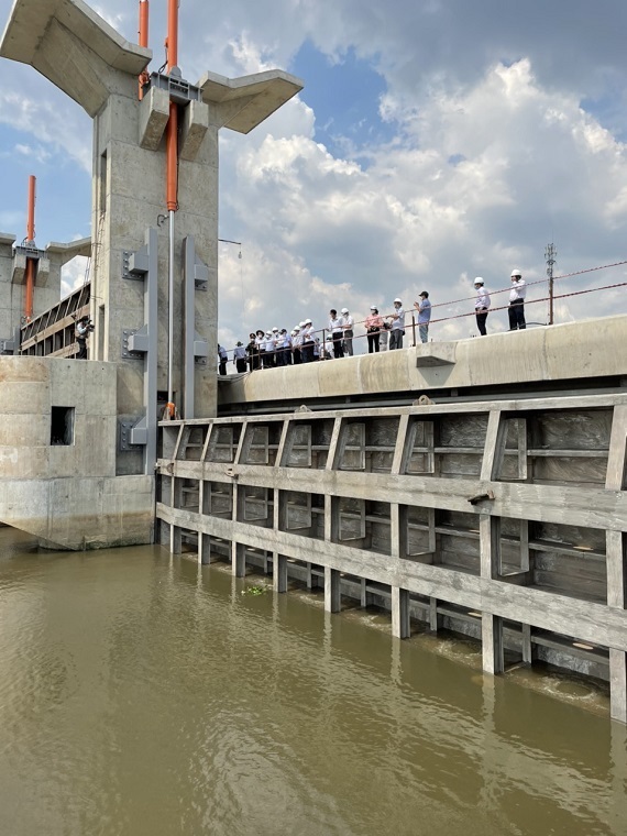 Construction of tidal control sluice in Binh Nham canal, Thuan An City