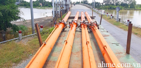 Repairing and replacing gates of sluice gates in the Mekong Delta to actively open and close